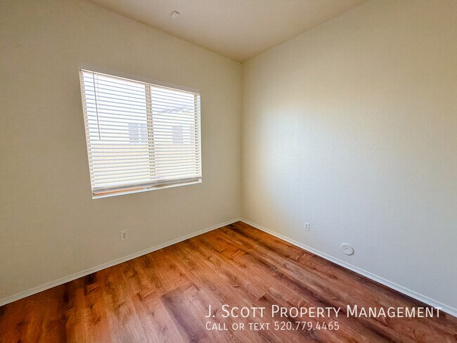 Building Photo - 279 W Desert Ave