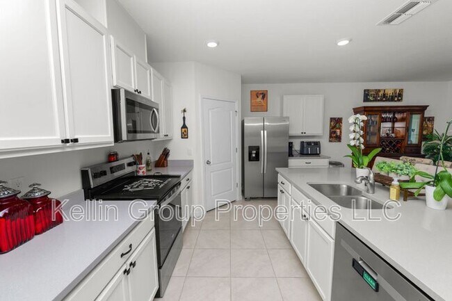 Building Photo - 833 Ambleside Dr