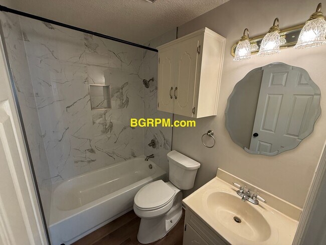 Building Photo - 3 Bed 2 Bath