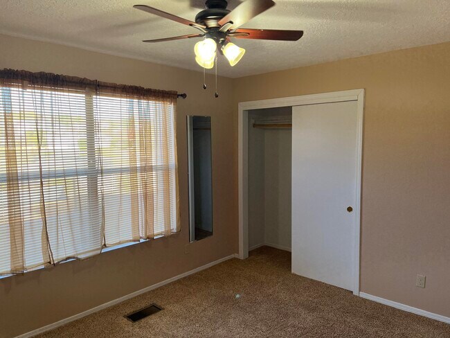 Building Photo - 4985 Butte Pl NW