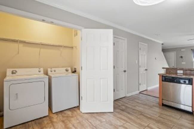 Building Photo - 2BR/2.5BA Townhome in The Gables