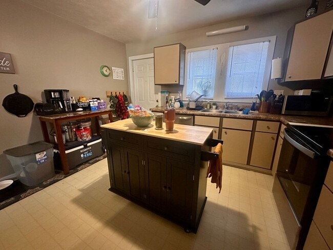 Building Photo - Charming Home in Radford