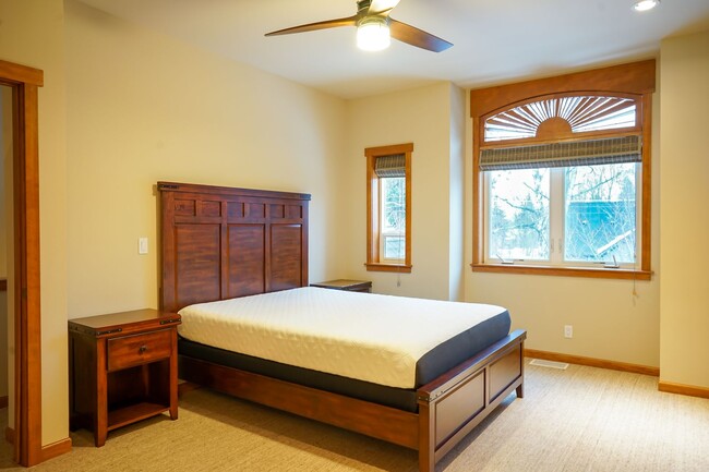 Building Photo - Executive Townhome - Walking distance to C...