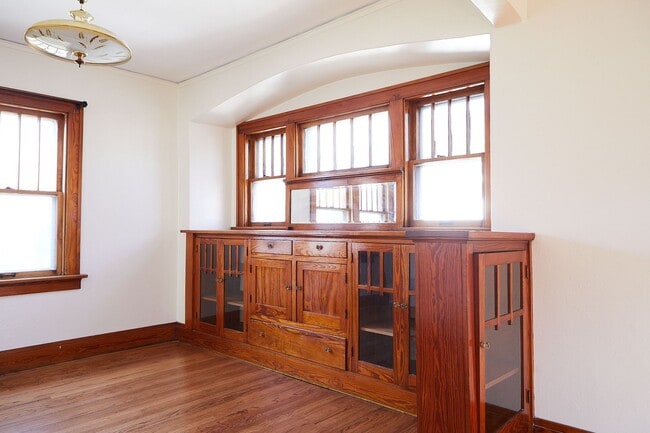 Building Photo - Vintage Farmhouse