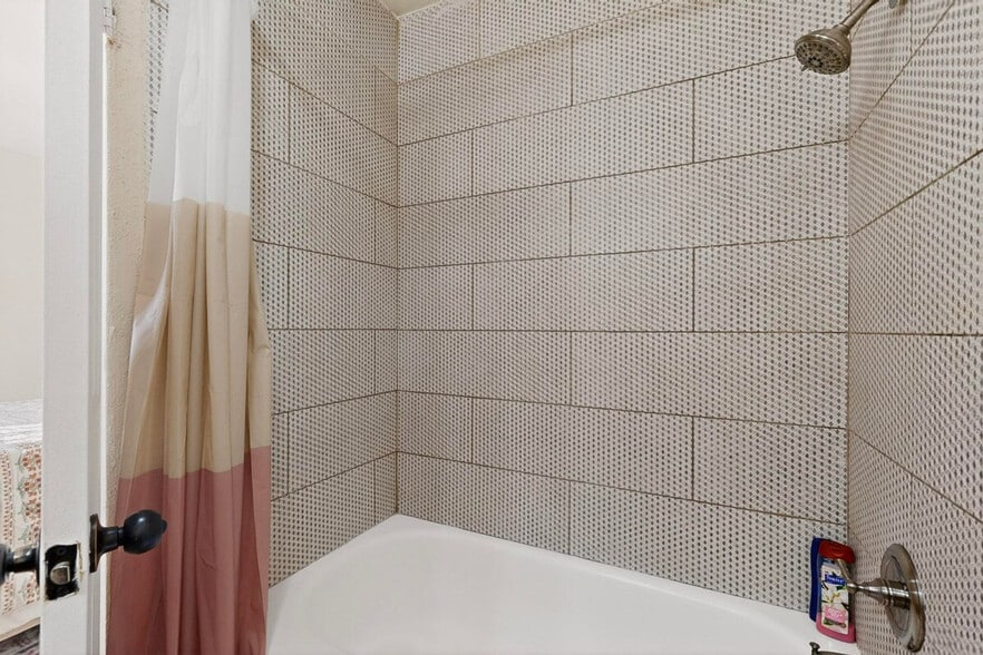 Building Photo - 136 Yorkshire Dr