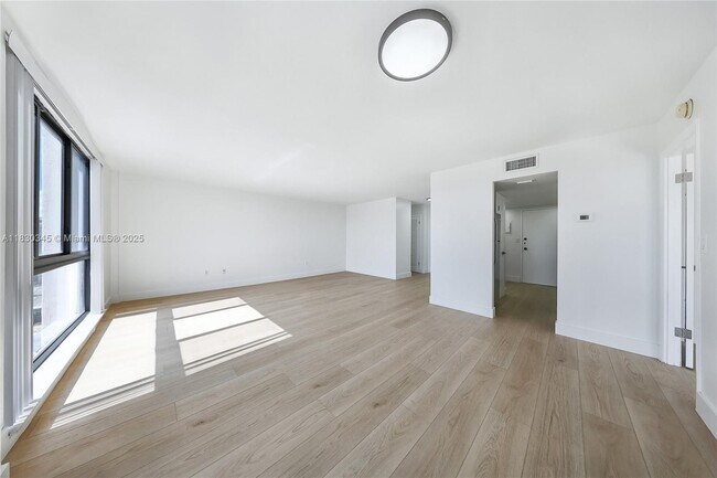 Building Photo - 9800 W Bay Harbor Dr