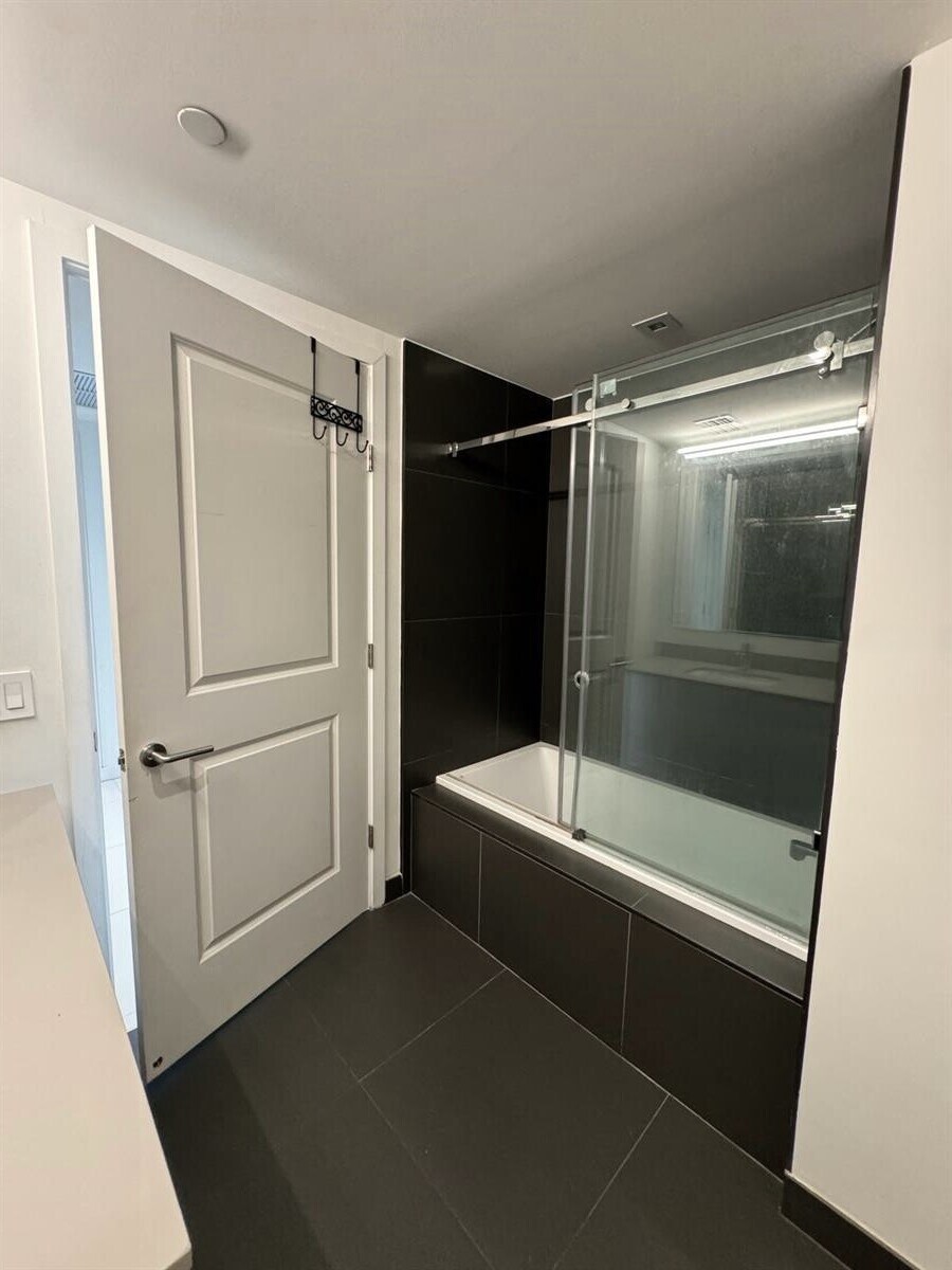 Full Bath - 1600 NE 1st Ave