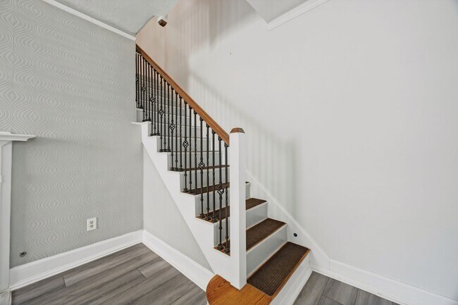 Building Photo - 305 Palen Ave
