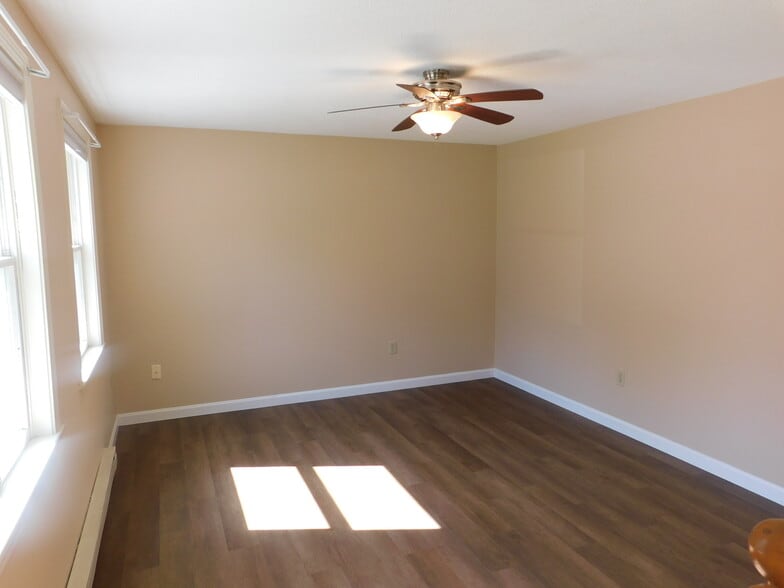 Building Photo - 4 Willow Creek Ln