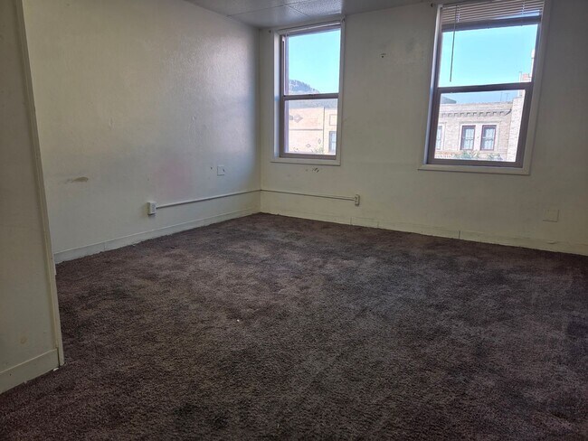 Building Photo - Studio Apartment in the Heart of Golden!