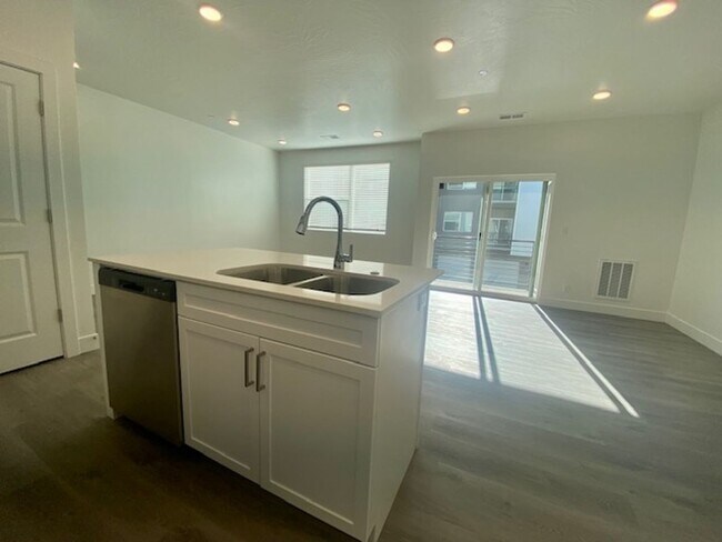 Building Photo - SPACIOUS APARTMENT FOR RENT!
