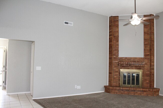 Building Photo - 3 bed 2 bath