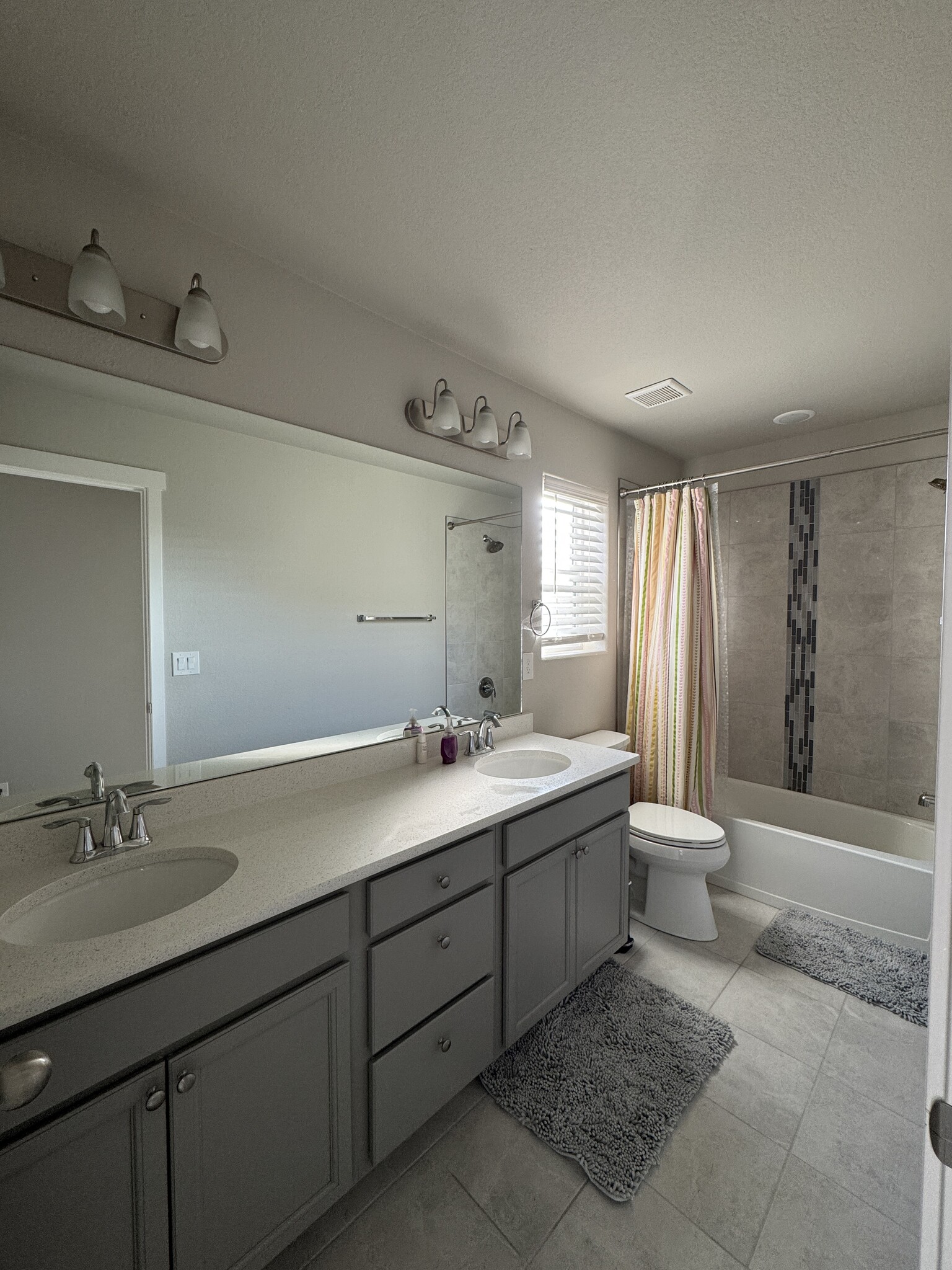 Private double vanity full bathroom, quartz countertops, tub/shower combo - 7718 Sun Shimmer Vw