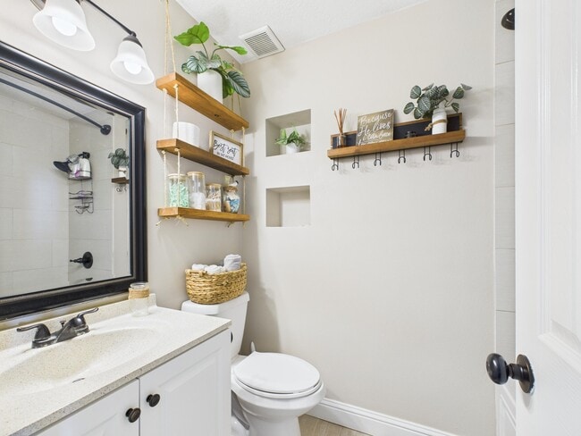 Building Photo - 38 Cape Dr NW