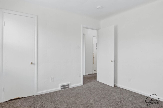 Building Photo - 3 bedroom bungalow - $1200