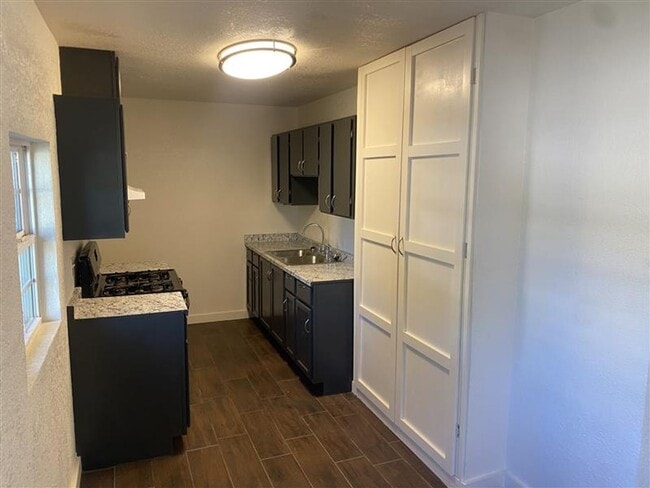 Building Photo - 2/1 Townhouse with covered parking