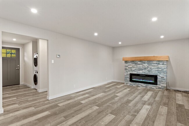 Building Photo - 460 N James Ave