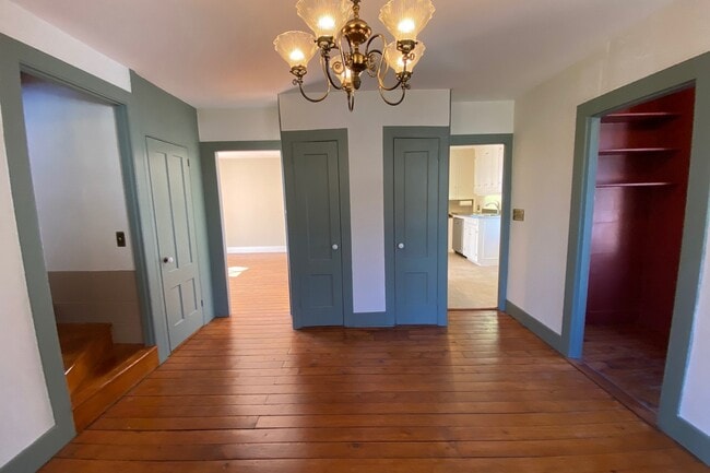 Building Photo - 12 Scholes Ln