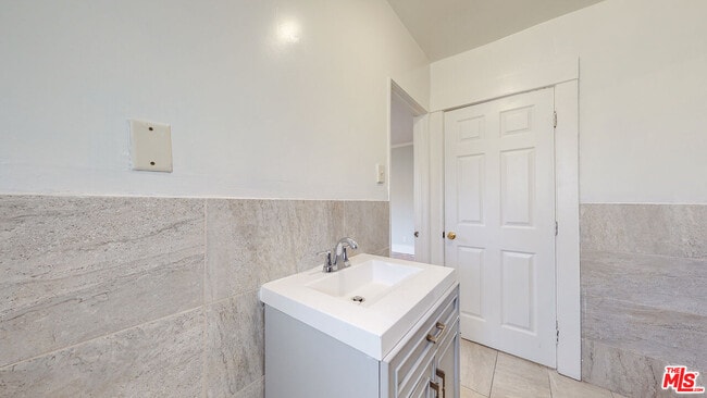 Building Photo - 1436 S Norton Ave