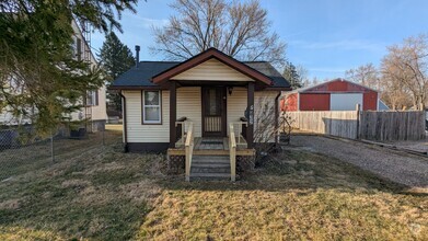 Building Photo - Welcome to this charming 2 bedroom, 1 bath...