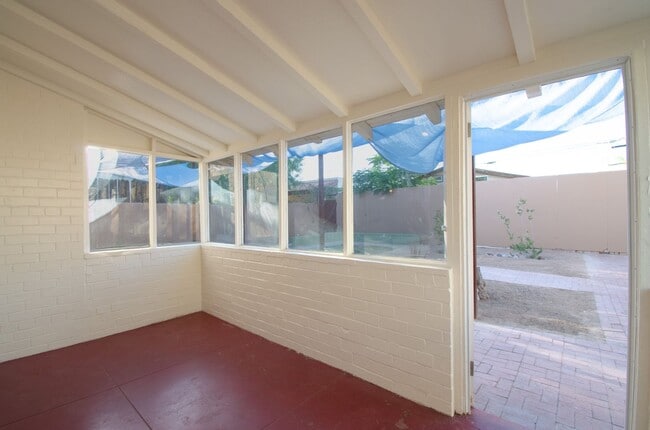 Building Photo - Iconic Sam Hughes Bungalow! Steps away from University of Arizona Main Campus!