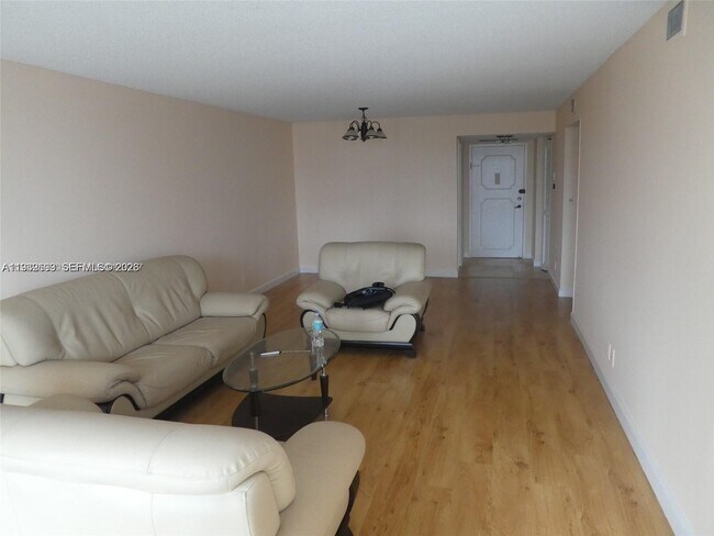 Building Photo - 800 Parkview Dr