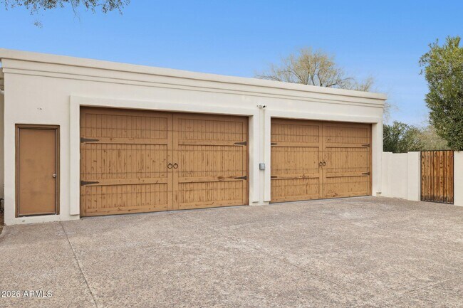 Building Photo - 8303 N 61st Pl