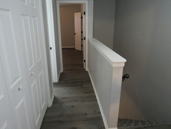 Building Photo - Cozy 2 bedrooms and 1.5 baths townhome located in Lee's Summit