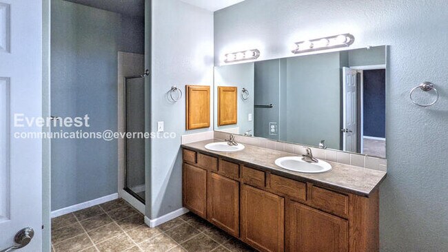 Building Photo - 3 Bed/2 Bath Townhome with Garage / Availa...