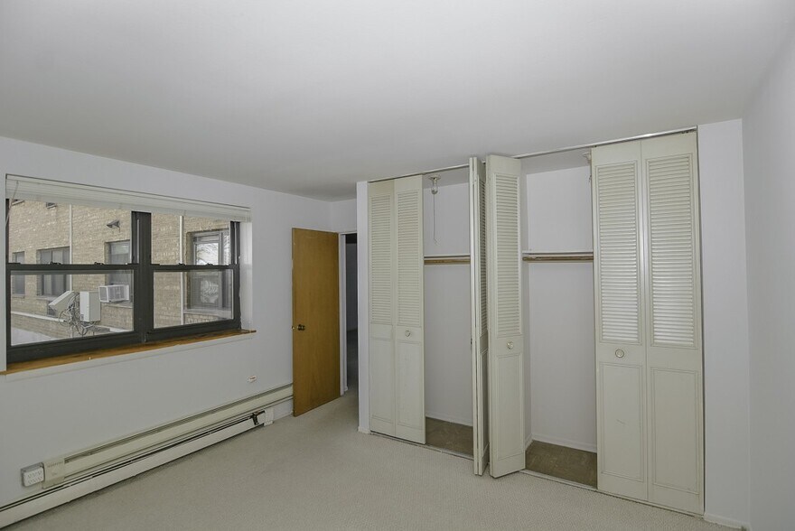 Building Photo - 650 W Wrightwood Ave