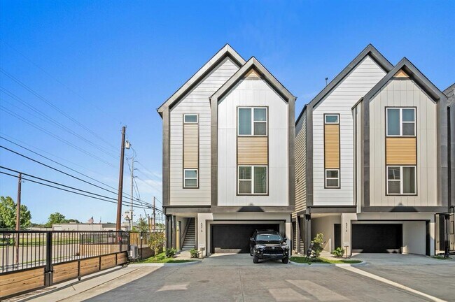 Building Photo - 5207 Pine Tree Dr