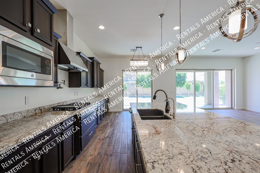 Building Photo - 4121 E Yellowstone Pl