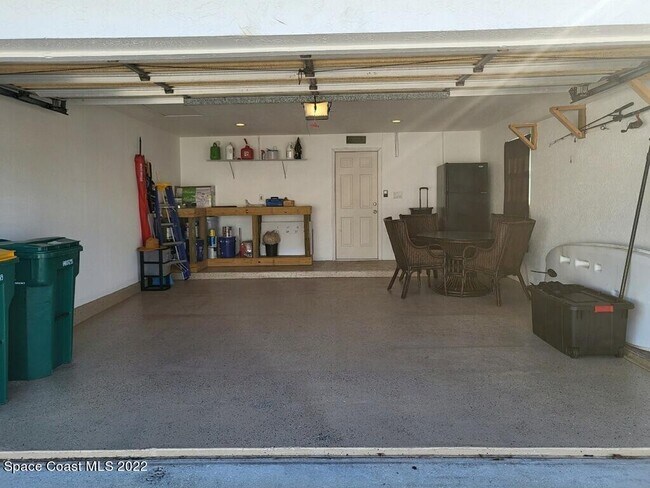 Building Photo - 335 Paradise Blvd