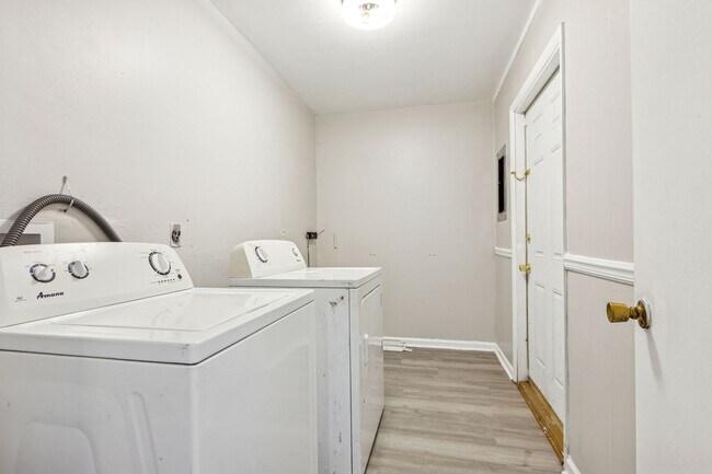 Building Photo - Move In Ready Townhome!