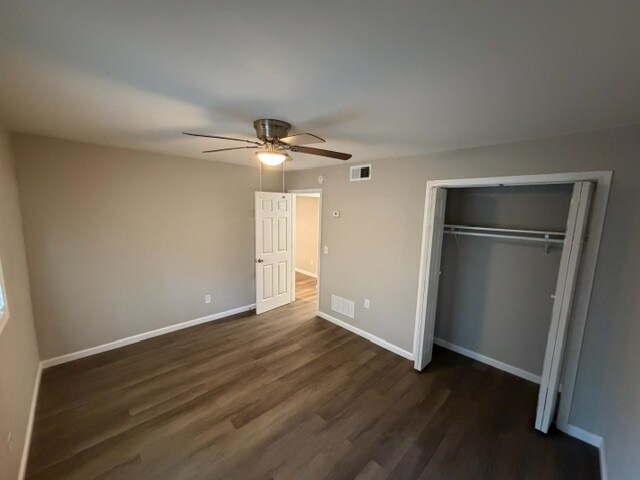 Building Photo - Room in Apartment on Gresham Park Dr