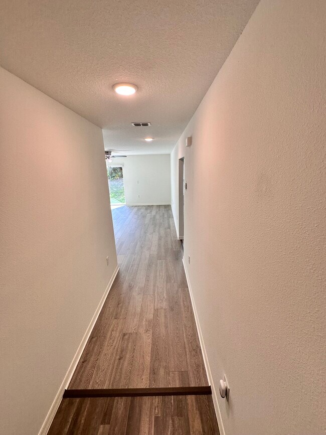 Building Photo - 108 Maple Dr