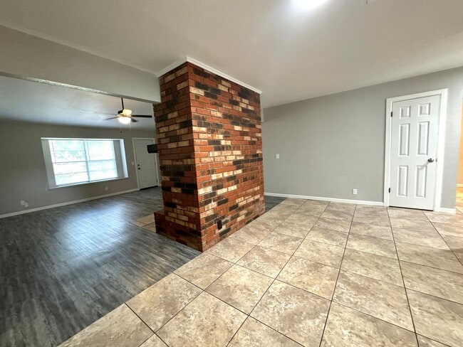 Building Photo - 3 bedroom 2 bathroom Duplex!