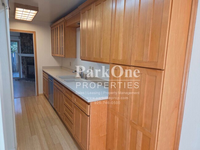 Building Photo - Cozy Skywest Townhome
