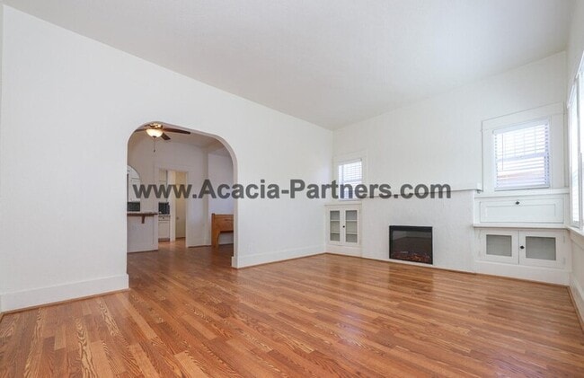 Building Photo - Historic Four Bedroom HOme