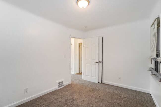 Building Photo - Beautiful bungalow house located on the We...