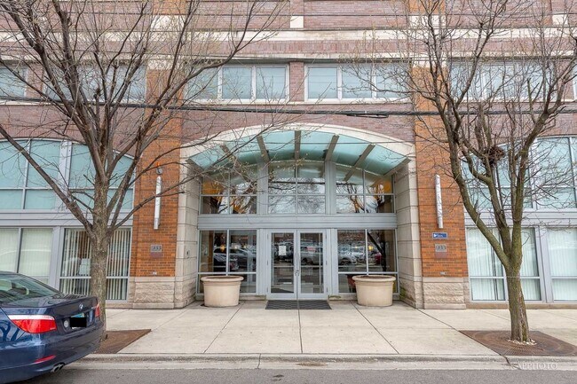 Building Photo - 933 W Van Buren St