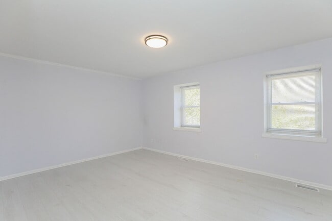 Building Photo - "Beautifully Updated Townhome – Ready for ...
