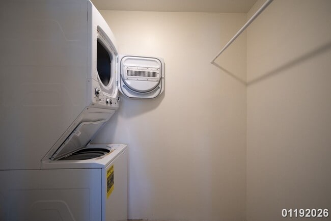 Building Photo - $2,600 / 1br - 1 BED 1 BATH DUPLEX (Honolulu)