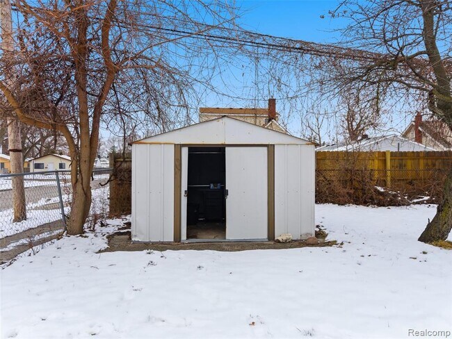 Building Photo - 108 W Kalama Ave