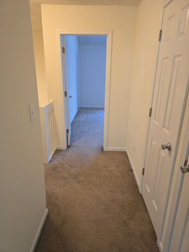 Building Photo - Townhome 2BR/2.5BA Located minutes from UNCC Campus!