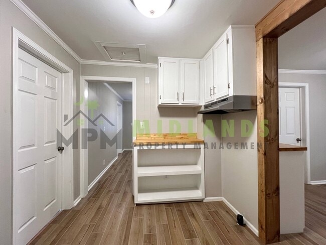 Building Photo - 610 W Hampton Ave