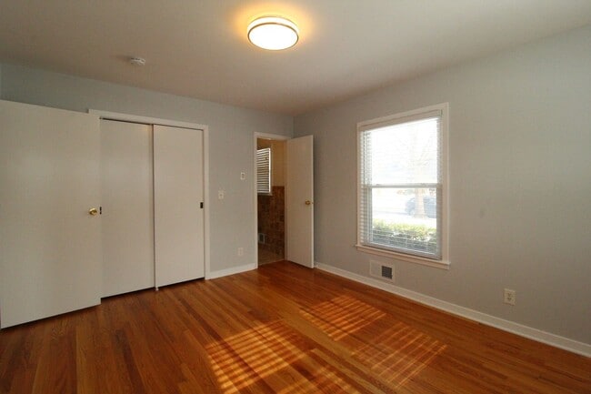 Building Photo - February FREE On This 3 Bedroom 2 Bath Home In Overland Park