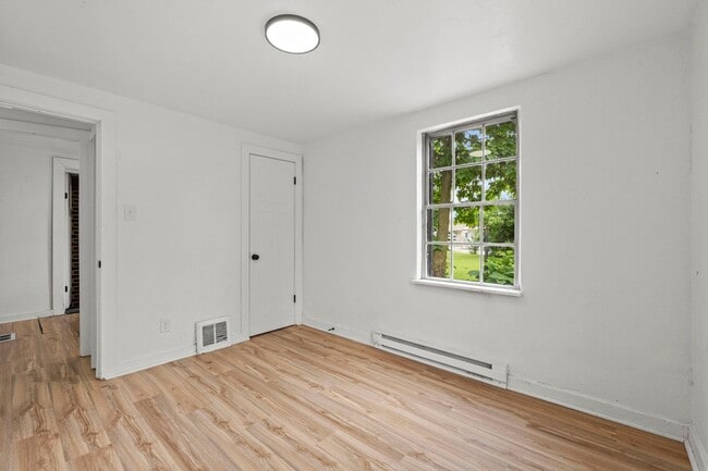 Building Photo - 2 BEDROOM HOME!