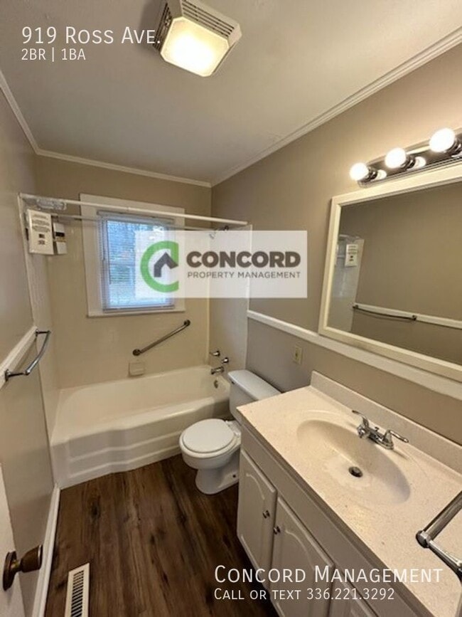 Building Photo - 919 Ross Ave