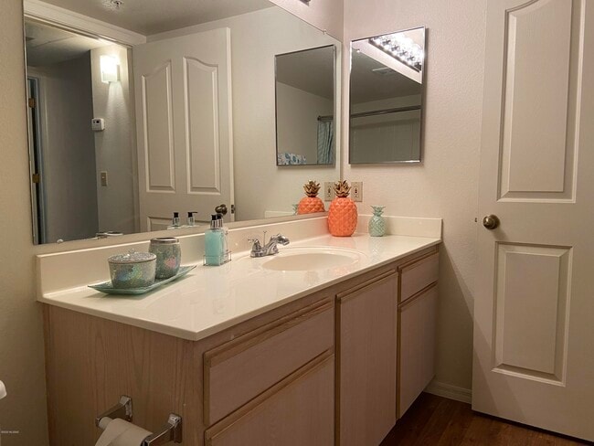 Building Photo - 5751 N Kolb Rd